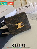 พรีเมี่ยมกิ๊ฟแท้ 100% 】CELINE SMALL TRIOMPHE WALLET IN SHINY SMOOTH LAMBSKIN VIP GIFT WITH PURCHASE (GWP) พรีเมี่ยมกิ๊ฟ Member Gift Limited Edition จาก CELINE HAUTEPARFUME COUNTER กระเป๋าสตางค์งานดี งานสวยสุดๆๆๆ มี 3พับ ขนาดกะทัดรัด รุ่นนี้คลาสสิคมากค่ะ