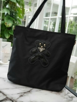 ReStock! งานขายดี ได้ กระเป๋าสะพายไหล่ ทรง TOTE จากแบรนด์ PRADA มาค่า เป็น กระเป๋าผ้าไนล่อน ตามแบบฉบับของแบรนด์เลย ใบนี้มีสายยาวให้ค่ะ สะพายเป็น shoulder bag หรือ ถือได้ค่ะ ด้านหน้าเป็นลายหมี ปักกลิ้ตเตอร์ +logo brand ใช้แล้วสวยมากๆ อะไหล่ทองหรูมาก จุของค