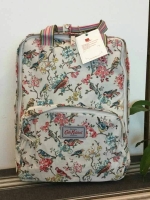 Cath Kidston Backpack Bag กระเป๋าสะพายสไตล์ vintage เป็นอีกรุ่นที่สาวๆ ถามถึงเยอะค่ะ วัสดุเป็น Canvas เคลือบ PVC กันน้ำ ทำความสะอาดง่าย น้ำหนักเบา เปิดปิดด้วยซิปรอบสะดวกใช้ ด้านหน้าประดับโลโก้ Cath Kidston พร้อมช่องซิปเล็กด้านนอกใส่กระเป๋าสตางค์ มือถือได้