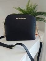 MICHEAL KORS CHAIN CROSSBODY BAG กระเป๋าสะพายแบรนด์ดังทรงสุดฮิตหนัง Saffiano อะไหล่ทอง สวยหรูอยู่ทรง น้ำหนักเบา ด้านหน้าประดับโลโก้แบรนด์สีทอง ขนาดกำลังดี เปิดปิดด้วยซิปสะดวกใช้ ภายในมีช่องซิปและช่องใส่มือถือ สายยาวปรับได้ถอดไม่ได้ สวยหรู ดูดี ต้องมีไว้คร