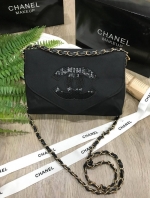 Chanel Envelope Cosmetic Bag With Chain VIP Gift With Purchase (GWP) VIP. gift แท้จาก Chanel Cosmetic Counter ดีไซน์รูปซองจดหมาย วัสดุ Nylon & Polyester 100% อยู่ทรงสวยอด้านหน้า ประดับโลโก้แบรนด์วิ๊งๆ สวยหรูดูดี เปิดปิดด้วยฝาปิด พร้อมซิปแบรนด์อะไหล่ทอง ซั