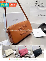 CELINE Cuir Triomphe Camera Bag / CELINE CAMERA SHOULDER BAG CUIR TRIOMPHE in smooth calfskin กระเป๋าสะพายเซลีนทรงมินิมอล ทรงสี่เหลี่ยมผืนผ้าที่อัดแน่นไปด้วยกลิ่นอายความคลาสสิกตามแบบฉบับแบรนด์ เพิ่มความหรูหราและโดดเด่นด้วยการตกแต่งด้วยโลโก้เด่นชัดด้านหน้า