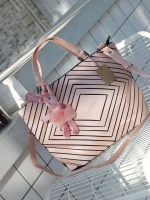 รุ่นขายดี Square shape ลาย Limited edition หายาก สวย modern มากค่า 👍ปรับทรงได้ 2 แบบ น่ารักมาก สี Rose morning สวยเข้ากับชุดง่ายมาก 💥💥น้ำหนักเบาเพียงแค่ 3.5 ขีดเท่านั้น !!!! รอบนี้ มาพร้อม Bunny 🐰 DV ขนฟู เพิ่มความน่าร้ากกก