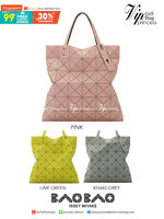 BAO BAO ISSEY MIYAKE LUCENT ONE-TONE กระเป๋าสะพายไหล่ ทรงโท้ท ใบใหญ่สวยมาก ปรับได้หลายทรงตามเอกลักษณ์เฉพาะของแบรนด์นี้ วัสดุ 100% POLYESTER PARTLY: SYMYHETIC LEATHER ด้านในใส่ของได้เยอะมาก ใส่ไอแพด สมุดโน้ตได้สบายเลย วัยทำงานหรือวัยนักศึกษา อย่างน้อยต้องม