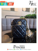 กระเป๋าสะพายข้างทรงยอดนิยม สวยหรู CHANEL VIP แบรนด์ดัง ตัวกระเป๋าหนังนิ่ม ขนาดกำลังน่ารัก อะไหล่ทองเข้มวินเทจ ด้านหน้าประดับโลโก้แบรนด์สีทอง