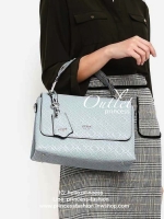 GUESS WOMENS LADIES COAST TO COAST BAG กระเป๋าถือ//สะพายข้าง ทรงสวย หรู วัสดุหนังปั้มลายแบรนด์ทั้งใบ หนังนิ่ม น้ำหนักเบาค่ะ ด้านหน้าห้อยพวงอะไหล่แบรนด์เพิ่มมาให้ เปิดปิดกระเป๋าแบบกระดุมแม่เหล็ก ภายในกว้างมากทีเดียว ใส่กระเป๋าสตางค์ใบยาว; ipad mini ได้ ของ