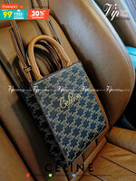 CELINE MINI HAND CARRY AND CROSSBODY BAG VIP GIFT WITH PURCHASE (GWP) พรีเมี่ยมกิ๊ฟ Limited จาก CELINE HAUTE PARFUME DUTYFREE COUNTER วัสดุ COATED CANVAS ดีไซน์ทรงเหลี่ยมสวยหรูสุดคลาสสิคในสไตล์สาว Lisa หนังสวยอยู่ทรงกันน้ำ มีโลโก้แบรนด์ด้านหน้า ภายในโล่งก