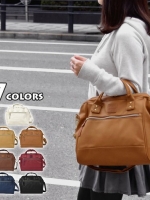 ANELLO 2 WAY PU LEATHER BOSTON BAG รุ่นใหม่ล่าสุดจากแบรนด์ที่ทุกคนต้องรู้จัก รุ่นนี้วัสดุคือหนังpu แบบนิ่มและน้ำหนักเบา กันน้ำได้ สะพายเป็นทรงcrossbodyสายยาวปรับได้ฟรีไซส์ถอดออกได้ หรือจะถือก็สวยเเก๋ ปากกระเป๋ามีโครงเป็นเอกลักษณ์จุดเด่น หูจับมีตัวล้อคด้วย