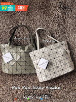 Bao Bao Issey Miyake ROCK MATTE ซีรีส์นี้จะเป็นทรงสี่เหลี่ยมผืนผ้า มีซิปปิดด้านบน ถือเป็นรุ่นที่เหมาะกับการใช้งานในชีวิตประจำวัน สามารถพับมุมและบริเวณด้านล่างของกระเป๋าเพื่อเพิ่มความสะดวกสบายในการใช้งาน ทั้งยังช่วยให้วางกระเป๋าในแนวตั้งได้อีกด้วย แผ่นต่อส