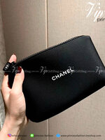 กระเป๋าอเนกประสงค์ Chanel งานพรีเมี่ยมกิ้ฟท์จากเคาเตอร์แบรนด์ดัง ของแท้จากแบรนด์ chanel ขนาดกะทัดรัด ผ้าโฟมนุ่มลื่นมือ ด้านหน้าสกรีนแบรนด์ ปิดเปิดด้วยซิปที่จับปั้มแบรนด์ ด้านในมีช่องใส่เครื่องสำอางค์ ของจุกจิกหรือโทรศัพท์ได้ทุกรุ่น ที่ควรมีไว้เป็นไอเท็มติ