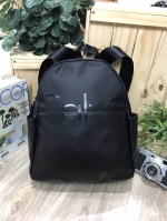 NEW ARRIVAL! CALVIN KLEIN JEANS BACKPACK 2017 กระเป๋าเป้ใบใหญ่ Limited Edition วัสดุหนังเรียบสีดำตัดกับ Nylon + Polyester เนื้อหนา น้ำหนักเบา คุณภาพดี กันน้ำ มีหูหิ้วเเละสายสะพายหลังเลื่อนปรับระดับได้ มีโลโก้ Calvin Klein ด้านหน้า เปิดปิดด้วยซิปรอบ ด้านข้