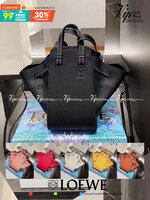 Loewe Small Hammock Leather Bag พร้อมส่ง 6 สี กระเป๋าถือหรือสะพาย รุ่น Rare items สุดๆ วัสดุหนังแท้ Calfskin หนังสวยดีไซน์มีเอกลักษณ์ ใบขนาดกำลังดี น้ำหนักเบา สามารถปรับได้หลายทรง ด้านข้างมีซิปปรับขยายได้ ภายในโล่งกว้าง ใส่กระเป๋าสตางค์ กล้อง มือถือ ของใช