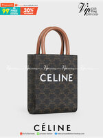 หนังแท้ CELINE MINI VERTICAL CABAS IN TRIOMPHE CANVAS AND CALFSKIN WITH CELINE PRINT / CELINE TOTE พร้อมส่งที่ไทย กระเป๋าโท้ททรงตั้ง CABAS TRIOMPHE ขนาดมินิ 17cm งานหนังแท้ CALFSKIN ทั้งใบ พร้อมหูหิ้วสองข้างและสายสะพายหนังแบบถอดได้ ภาพสินค้าถ่ายจากงานขายจ