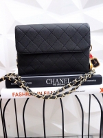 ครตามหากระเป๋าใบเล็กแนะนำ ใบนี้เลยค่าจากแบรนด์ KEEP จะแต่งตัวสไตล์ไหนก้อเอาอยู่ • รายละเอียดกระเป๋า > กระเป๋า หนังลาย คาเวียร์ ดูแลรักษาง่าย ทนทาน > ตัดกับอะไหล่ทอง อย่างดี > ลายกระเป๋าคลาสสิค ใช้ได้ไม่มี Out > มี พวงกุญแจรุ่นพิเศษจากแบรนด์ตกแ