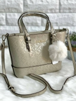 GUESS MINI TOTE BAG กระเป๋าถือหรือสะพายข้าง วัสดุหนังปั้มแบรนด์ทั้งใบ ด้านหน้ามีโลโก้แบรนด์ พร้อมห้อยพวงปอมปอมขนนิ่มมาให้ด้วยค่ะ เปิดปิดกระเป๋าแบบซิป ภายในใส่กระเป๋าสตางค์ใบยาวได้ค่ะ มีช่องซิปและช่องเล็กใส่ของจุกจิกนะค่ะ มาพร้อมสายยาวถอดออกได้เลื่อนปรับระ