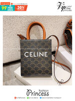 CELINE Vertical Cabas bag in Triomphe canvas ใหม่พร้อมเสิร์ฟ กับกระเป๋าสะพายทรงโท้ท ไซส์มินิ ขนาดกำลังสวยพอดี สะดวกพกพา โดดเด่นด้วยโลโก้เพิ่มดีเทลความแพงไปอีก