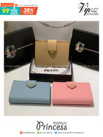ORI หนังแท้ | Prada Wallet / Prada Small logo-plaque Saffiano Wallet กระเป๋าสตางค์ปราด้าใบกลาง เรียบหรู หนัง Saffiano เนื้อนุ่ม มีฟังก์ชันและสไตล์ให้เลือกด้วยช่องใส่บัตรหลายช่อง
