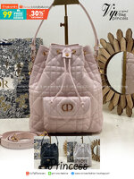 ORI หนังแท้ | Small Dior Caro bucket bag กระเป๋าทรงบักเก็ต รุ่นใหม่ประจำ Fall 2025 โดดเด่นด้วยดีไซน์ที่ทันสมัยและสง่างาม ได้รับการรังสรรค์ขึ้นจากหนังแกะสีดำเดินด้ายลาย Macrocannage พร้อมกับช่องเก็บของขนาดใหญ่แบบเชือกรูดปิด