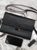 🌵รุ่นมาใหม่งานสวยมาก หนังนิ๊ม นิ่ม *หนังวัวแท้ เอาใจสาวๆ ที่ต้องการหากระเป๋าสะพายทรงนี้ สีดำ อะไหล่ดำ เรียบหรูมากคะ จากแบรนด์ Parfois ตัวกระเป๋าสะพาย ปรับเก็บสายถือเป็น clutch bag ได้คะ มีสายคล้องข้อมือ ขนาดกะทัดรัด พร้อมช่องแยกเก็บของช่องใหญ่ ใส่