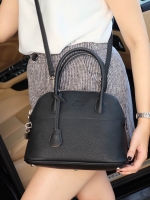 รุ่นใหม่ล่าสุด ' KEEP Tempa handbag ทรง alma สุด Hot หยิบมาใช้เมื่อไหร่ก้อไม่มี Out แน่นอน !! **จุดเด่นที่ > ลายหนังสวย - หรู >เนื้อ matte น้ำหนักเบา ถือสะพายเข้าง่ายกับทุกชุด >ขนาดกระเป๋ากำลังดีคะ ใส่ กปต ยาว มือถือได้ ไม่เล็ก ไม่ใหญ่เกินไป