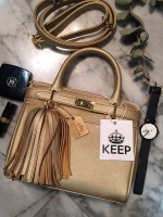 รุ่นใหม่ล่าสุด สีใหม่มาเพิ่มคะ สำหรับ รุ่น KEEP saffiano office hand bag with frink key สวย น่ารัก ขนาดตอบทุกโจทย์การใช้งาน เห็นแล้ว #เลิฟเลยค่า ตัวกระเป๋าขนาดกำลังดี หนัง saffiano ดูแลรักษาง่าย รอบนี้มา 2 สีเลยน๊า Fast Silver กับ Right Gold น่ารักมากคะ ป