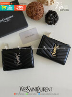 VIP GIFT 】หนังแท้ YSL SAINT LAURENT Monogram Zipped Bifold Wallet มาแล้วจร้า ถามหากันเยอะมากๆ กระเป๋าสตางค์ใบสั้นที่ใส่แบงค์ ใส่บัตร ใส่เหรียญได้เยอะสุดๆ มีสองด้านซิปและพับ ใบเดียวครบจบเลย หนังสวยมาก ละเอียดสุดๆ