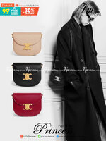 VIP 🥂 CELINE TEEN BESACE TRIOMPHE IN SHINY กระเป๋าสะพายคาดลำตัวรุ่นนี้นับว่าเป็นกระเป๋าอีกหนึ่งรุ่นในซีรีส์ Triomphe ที่ได้รับความนิยมอย่างมาก ด้วยรูปร่างทรงโค้งมนมีความคลาสสิกตามแบบฉบับของ Celine เพิ่มความหรูหราและโดดเด่นด้วยการตกแต่งด้วยโลโก้โลห