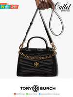 Tory Burch Kira chevron Qulited Bag กระเป๋าสะพายทรงสวย ใบขนาดเล็กกำลังดี วัสดุหนังสังเคราะห์ นิ่มมือมากกก **อะไหล่ทองวินเทจ ประดับโลโก้แบรนด์เป็นตัวล็อคด้านหน้า ด้านในบุผ้ากำมะหยี่สีแดง แบ่งช่องเป็นสักส่วน พร้อมช่องซิปกลาง สามารถใส่กระเป๋าสตางค์ใบกลาง มือ
