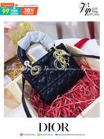 DIOR CD LADY BAG Lambskin with Heart Motif Black / Christian Dior Lady Dior Ultra-Matte Bag ดีไซน์เรียบง่าย แต่แฝงไปด้วยความหรูหรา ทรงกล่องคลาสสิค วัสดุหนังแท้ลายหัวใจ มีหูจับในตัวและสายครอสบอดี้สุดเลิศ แนะนำถือออกงานคือแพรวพราว โดดเด่นกว่าใคร จัดไปจ้า คุ