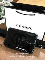 New Chanel Waist Bag Gift With Purchase (GWP) กระเป๋าสะพายคาดเอวหรือคาดอกพรีเมี่ยมกิ้ฟของแท้จาก Chanel Perfume Counter รุ่น Limited Edition วัสดุหนังเเก้วเรียบสวยอยู่ทรงลายมีโลโก้ด้านหน้า เปิดปิดด้วยฝาปิดกระดุมแม่เหล็ก ภายในโล่ง ซับในลายเเบรนด์ ใส่มือถือไ