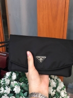 งานพรีเมี่ยมกิ้ฟ จากเคาเตอร์ต่างประเทศคะ 🐼รุ่น Limited edition ค่า ได้ กระเป๋าอเนกประสงค์ จากแบรนด์ PRADA มาค่า เป็น กระเป๋าผ้าไนล่อน ตามแบบฉบับของแบรนด์เลย หลงรักเลยคะ ใบนี้มีสายคล้องแขนให้คะ ขนาดกำลังดีคะ ตัวกระเป๋าเบามาก ใส่มือถือได้ทุกรุ่น ใช้