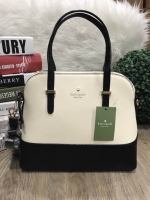 Kate Spade New York Cedar Street Maise CrossBody Bag กระเป๋าถือหรือสะพาย หนังลาย Saffiano สีทูโทนดำขาว สวยอยู่ทรงอด้านหน้าประดับ logo brand เปิดปิดด้วยซิป ภายในมีช่องซิป และช่องเล็ก ใส่กระเป๋าสตางค์ใบยาว ของใช้ ได้เยอะ มีหมุดรองฐานกันรอยสี่มุม มาพร้อมสายส