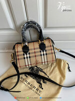 พรีเมี่ยมกิ๊ฟแท้ 100% BURBERRY MINI PILLOW VINTAGE BAG VIP GIFT WITH PURCHASE (GWP) สีดำ