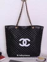 Chanel Quilted Tote Bag with Chain รุ่นหนังตาราง สินค้า Premium gift รุ่น Limited edition จากเค้าเตอร์แบรนด์ต่างประเทศ แท้ 100% วัสดุหนังลายตาราง คุณภาพดี ทรง Tote ใบใหญ่สวยน่าใช้ รุ่นนี้เปิดปิดด้วยกระดุม ด้านหน้าเย็บโลโก้หนัง CC สวยตามแบบฉบับแบรนด์ ซับใน
