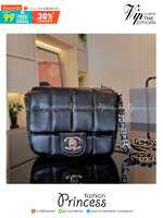 กระเป๋า CHANEL VIP CROSSBODY BAG กระเป๋าทรงสะพายข้าง หนังพียูพรีเมี่ยมหนังนิ่ม อะไหล่ทองวินเทจทั้งใบ ประดับลูกปัดชื่อแบรนด์ น่ารักมากกก