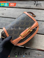 VIP 】หนังแท้ CELINE CROSSBODY BAG CELINE CRECY IN MAILLOM TRIOMPHE JACQUARD AND CAFTSKIN BAG กระเป๋าสะพายทรงสวยหรูอยู่ทรงเปิดปิดด้วยฝาปิดกระดุมโลโก้แบรนด์ ภายในโล่ง ขนาดกะทัดรัด น่ารัก สายสะพายหนังยาวปรับระดับได้จะสะพายไหล่หรือ CROSSBODY ก็ดูดี ตัวจริงสวย