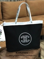 Chanel Large Tote Bag ViP Gift With Purchase (GWP) New in! กระเป๋าสะพายทรง shopping bag ใบใหญ่ VIP. gift ของแท้! จาก Chanel Cosmetic Counter วัสดุ Cotton & Nylon & Polyester เนื้อนิ่มลายตาราง ด้านหน้าปักโลโก้แบรนด์ เปิดปิดด้วยแถบแม่เหล็ก ซ่อนที่ปากกระเป๋า