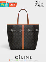 CELINE SHOPPING BAG VIP GIFT WITH PURCHASE GWP พรีเมี่ยมกิ๊ฟ Limited จาก CELINE HAUTEPARFUME DUTYFREE COUNTER วัสดุ TRIOMPHE CANVAS ดีไซน์ทรง TOTE สวยหรูคลาสสิคไม่มีเอ้าท์ ภายในโล่งกว้างและจุมากสามารถใส่เอกสาร A4 สัมภาระของใช้ได้เยอะจุใจ น้ำหนักเบาจะถือหร