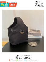 PRADA Tote Bucket Bag 2022 รุ่นใหม่พร้อมส่ง กระเป๋าทรง Handbag & Crossbody แบรนด์ Prada อีกรุ่นที่ขนาดกำลังน่ารัก ตัวกระเป๋าตั้งอยู่ทรงสวย กันน้ำ ด้านหน้าประดับโลโก้ อะไหล่เงิน สวยหรูเว่อร์วัง