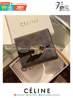 CELINE SHORT WALLET VIP GIFT WITH PURCHASE (GWP) พรีเมี่ยมกิ๊ฟ Limited จาก CELINE HAUTE PARFUME DUTYFREE COUNTER วัสดุ Triomphe Canvas หนังสวยอยู่ทรงปั้มโลโก้ด้านหน้าเปิดปิดฝาพับกระดุม ภายในมีช่องแบ่งหลายช่อง มีช่องใส่บัตรหลายช่อง ช่องใส่เหรียญ ช่องใส่ธนบ