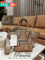 CELINE SHOULDER BAG VIP / CELINE LUGGAGE NANO Glossy Leather Handbag รุ่นนี้ Rare items หนังเรียบสวยสีทูโทนเรียบหรู ขนาดกำลังดี น้ำหนักเบา ด้านหน้ามีหนึ่งช่องซิป ด้านข้างดีไนส์ทรงปีกสามารถปรับขยายทรงได้ ภายในโล่งกว้าง มีช่องซิป มีตะขอเกี่ยวปากกระเป๋า ใส่ก