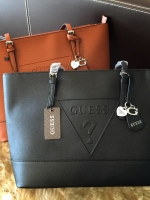 Guess Saffiano Shopping Bag กระเป๋าถือและคล้องบ่าทรงช้อปปิ้งใบใหญ่ หนังSaffiano ใส่เอกสารขนาด A4 ได้ จุของได้เยอะ ด้านหน้าสลักแบรนด์หนังลายนูนพร้อมประดับtagสายหนังถอดออกได้ เปิดปิดด้วยซิปเดียวด้านบน ภายในบุผ้าติดโลโก้ มีช่องเล็กและข่องใส่โทรศัพท์ เรียบง่า