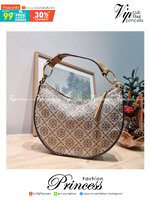 Tory Burch T Monogram Mini Crescent Bag / TORY BURCH T MONOGRAM MINI JACQUARD CRESCENT BAG ร้อนแรงกว่านี้ไม่มีแล้ว กับไอเท็มที่เซเลปรีวิวเยอะมาก!! สาวๆตามหากันไปอีก กระเป๋าทรง half moon ที่ดีไซน์บนผ้า jacquard ลวดลายซิกเนเจอร์ เรียบหรู ผู้ดีมากแม่!