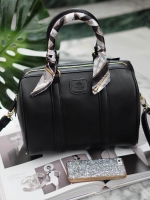 รุ่นใหม่ล่าสุด ขนาด มินิ หนังแกะสวยมากคะ สีเข้าใหม่ >> สี classy black รุ่น KEEP sheep leather Pillow bag สวย น่ารัก ขนาดตอบทุกโจทย์การใช้งาน เห็นแล้ว #หลงรักเลยคะ ตัวกระเป๋าขนาดกำลังดี จุของคุ้ม หนังแกะ สวยมาก ดูแลรักษาง่าย ประดับด้วยผ้าพันหูกระเป๋
