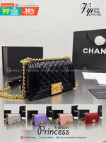 CHANEL BOY 8" กระเป๋าสะพายทรงคลาสสิค มีงานหนังเรียบ และหนังคาเวียร์ อะไหล่เงิน/ทอง ตามรูป สวยหรูมาแต่ไกล สามารถสะพายออกงานได้หลายโอกาส สวยงามไม่ผิดหวังค่ะ