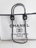 จำนวนจำกัดคะสีนี้) How Cute! 🎄🎄 รุ่นใหม่ล่าสุด!! ที่สาวๆรอคอย Chanel tote canvas bag จากงานพรีเมี่ยม VIP GIFT รุ่นดังเลยค้า Size ใหญ่อลัง บอกเลยว่า **งานดีที่สุด ตัวกระเป๋า กระเป๋าผ้าเป็นผ้า canvas เนื้อดีสมราคา สัมผัส นุ่มลื่นมือมากกกก อะ