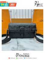 ORI หนังแท้ | LV Montsouris crossbody bag Monogram Eclipse Leather 22cm กระเป๋าสะพายทรงแมสเซ็นเจอร์ไซส์เล็ก สไตน์กระเป๋าสตางค์แบบสะพาย ดีไซน์ใหม่ทรงยาวล้ำสมัยประดับบัคเคิลสัญลักษณ์เมซงพร้อมแถบแม่เหล็กด้านหน้า สุดไอคอนิก