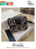 DIOR 30 Montaigne Box Bag / DIOR BAG พร้อมส่ง กระเป๋าสะพายดิออร์ เอกลักษณ์ของความหรู ไซส์มินิทรงสี่เหลี่ยมสวยหรูอยู่ทรงเปิดปิดด้วยฝาปิดโลโก้แบรนด์อะไหล่ทอง