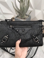 กระเป๋า KEEP Milan shoulder &clutch bag ตัวกระเป๋าผลิตจากหนังแกะเทียม ลายหนังชัดเจน สวย อะไหล่สีดำเข้ากับกระเป๋าสุดๆคะ จุดเด่นคือ สามารถใช้งานได้แบบ 2 in 1 เลยคะ ถือคล้องข้อมือเป็น คลัช หรือ สะพายข้างลำตัวได้ แถมภายใน มีช่องแบ่งเก็บของถึง 3 ช่องใหญ่ และ ช