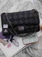 รุ่นยอดนิยม Best Seller 👍 KEEP classic chain shoulder bag กระเป๋าทรงสวย ผลิตจากหนังแกะ ผิวสัมผัสคล้ายหนังจริง นิ่มมากๆ คะ ตัวกระเป๋าขนาดกำลังดี ใส่ กระเป๋าตังค์ยาว มือถือได้คะ สายโซ่อะไหล่ เทาดำ ดูคลาสสิคมาก ปรับได้ทั้งแบบสะพายสั้น และยาว ภายใน ปั